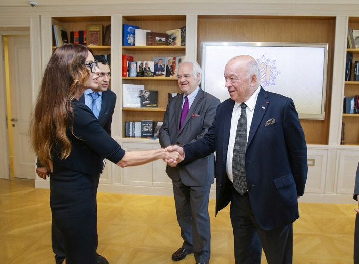 First Lady Mehriban Aliyeva trifft sich mit französischer Delegation